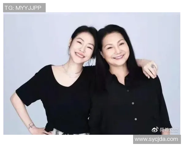 足球明星与母亲温馨合影展现亲情与奋斗背后的故事 足球明星与母亲温馨合影展现亲情与奋斗背后的故事